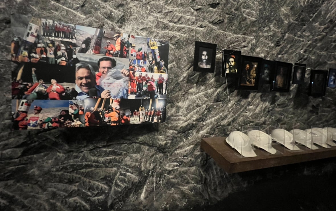 Fotografías impresas de Los 33 mineros chilenos