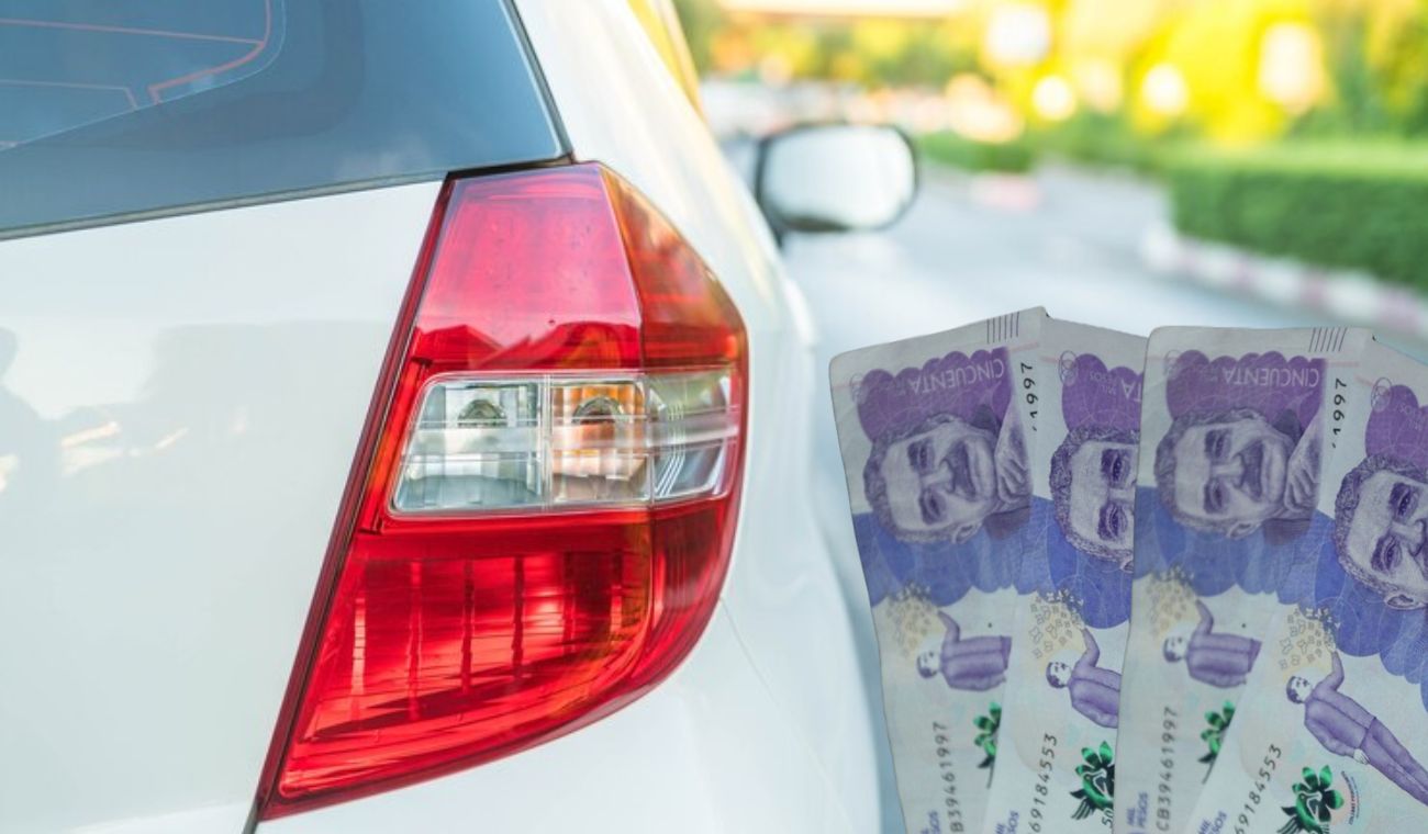 Parte trasera de un carro y dinero colombiano