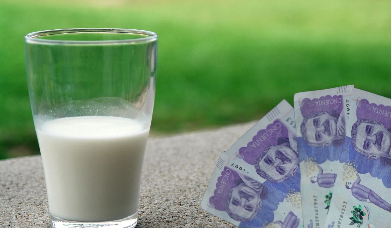 Leche y billetes colombianos