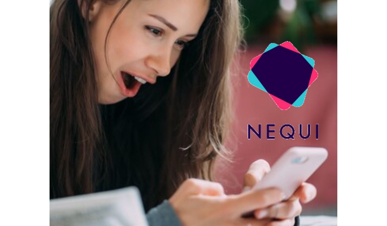 Mujer asombrada usando Nequi