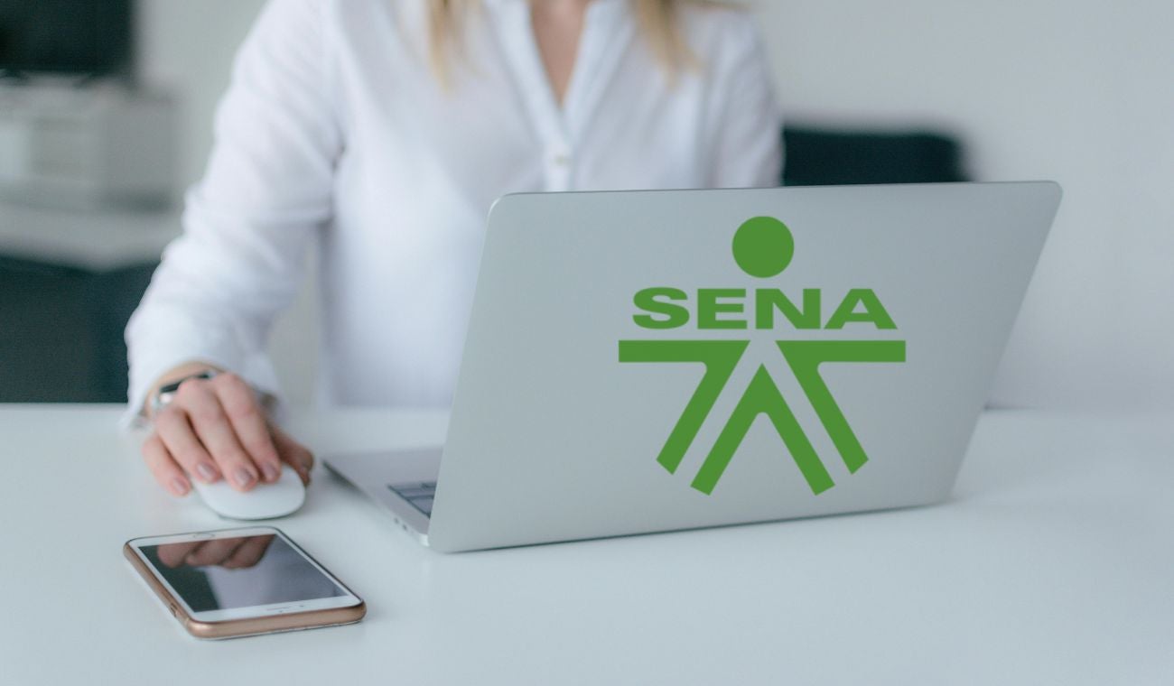 Mujer trabajando /logo del Sena