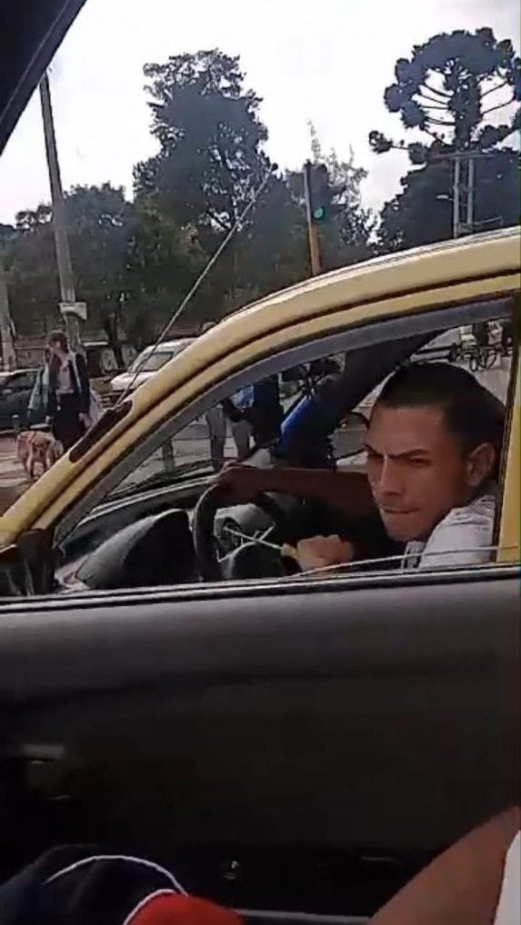 Taxista arremetió contra un vehículo escolar en Bogotá