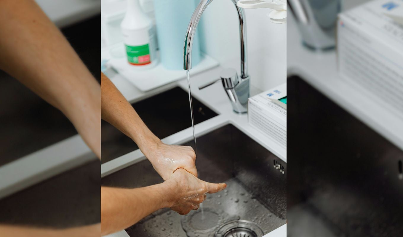 Persona lavándose las manos