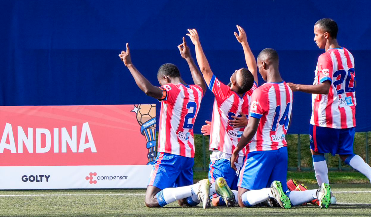 Jugadores celebrando gol en la Copa Trinche Andina 2024