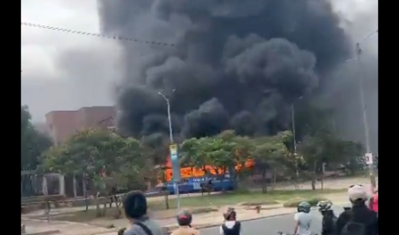 Incendian un bus en Universidad Distrital sede Candelaria la nueva