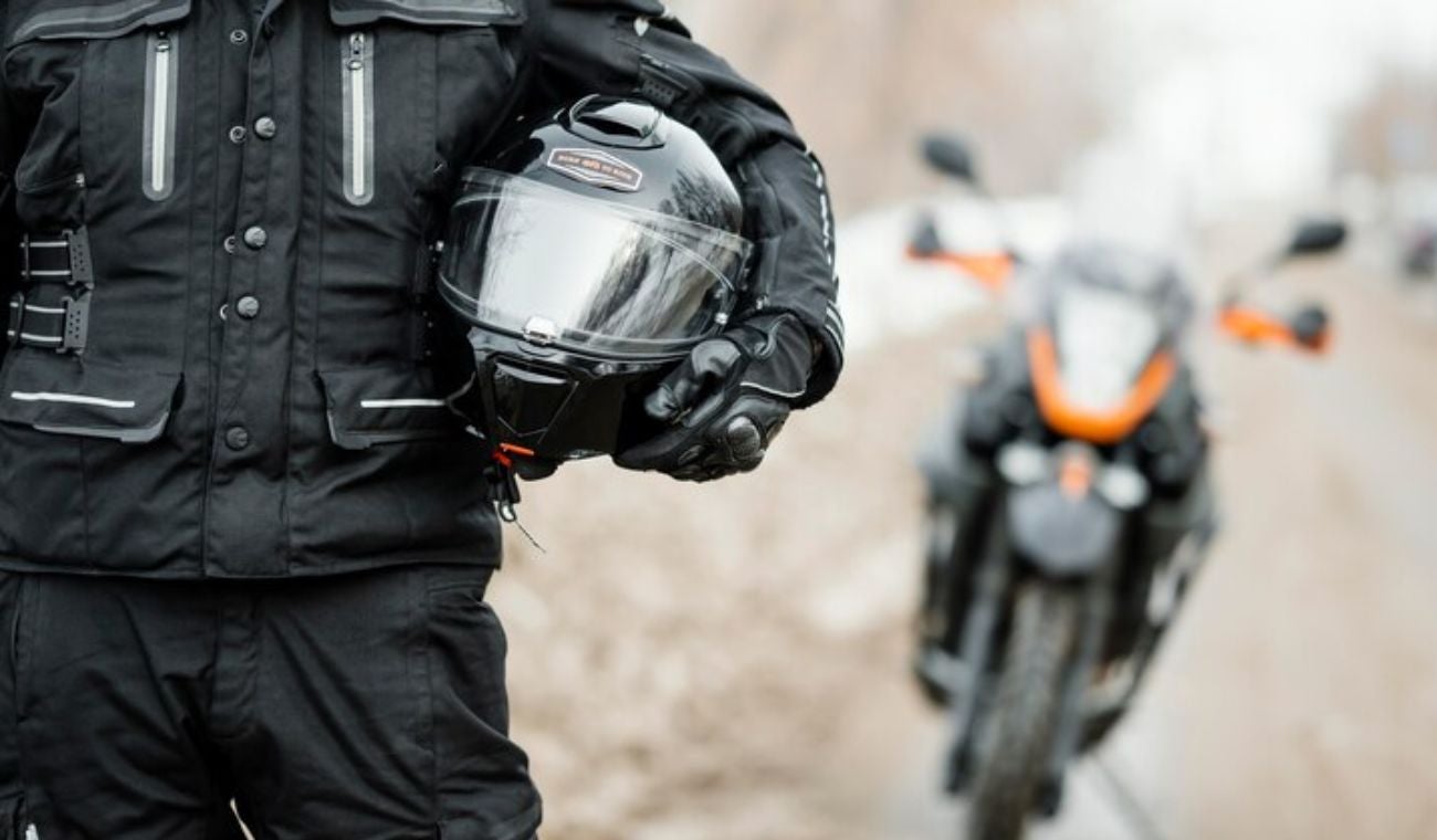 Persona sosteniendo un casco de moto