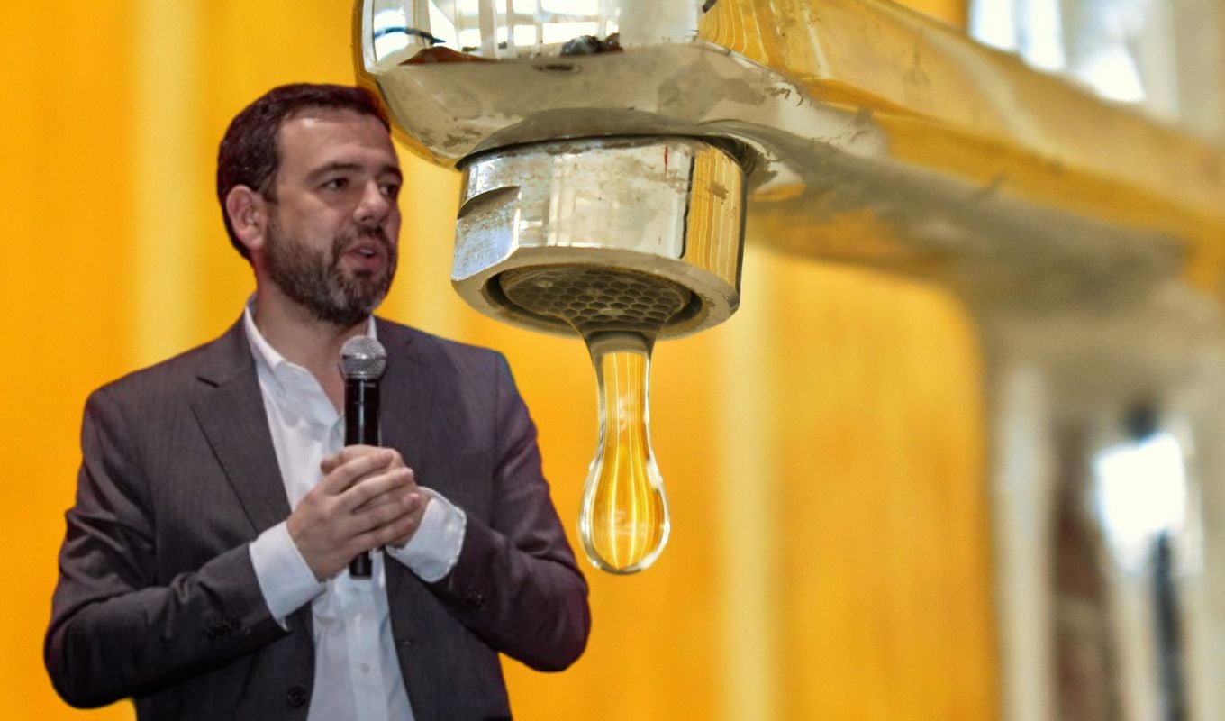 Grifo de agua y alcalde Galán