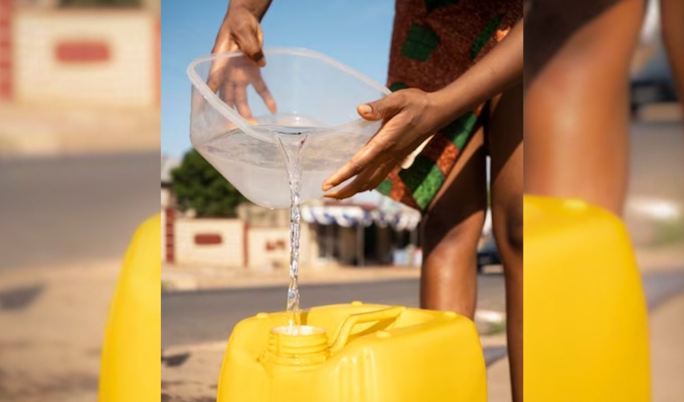 Persona recolectando agua