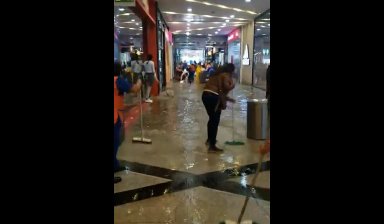 Se inundó el Unicentro tras fuerte aguacero en Bogotá el sábado 20 de abril de 2024