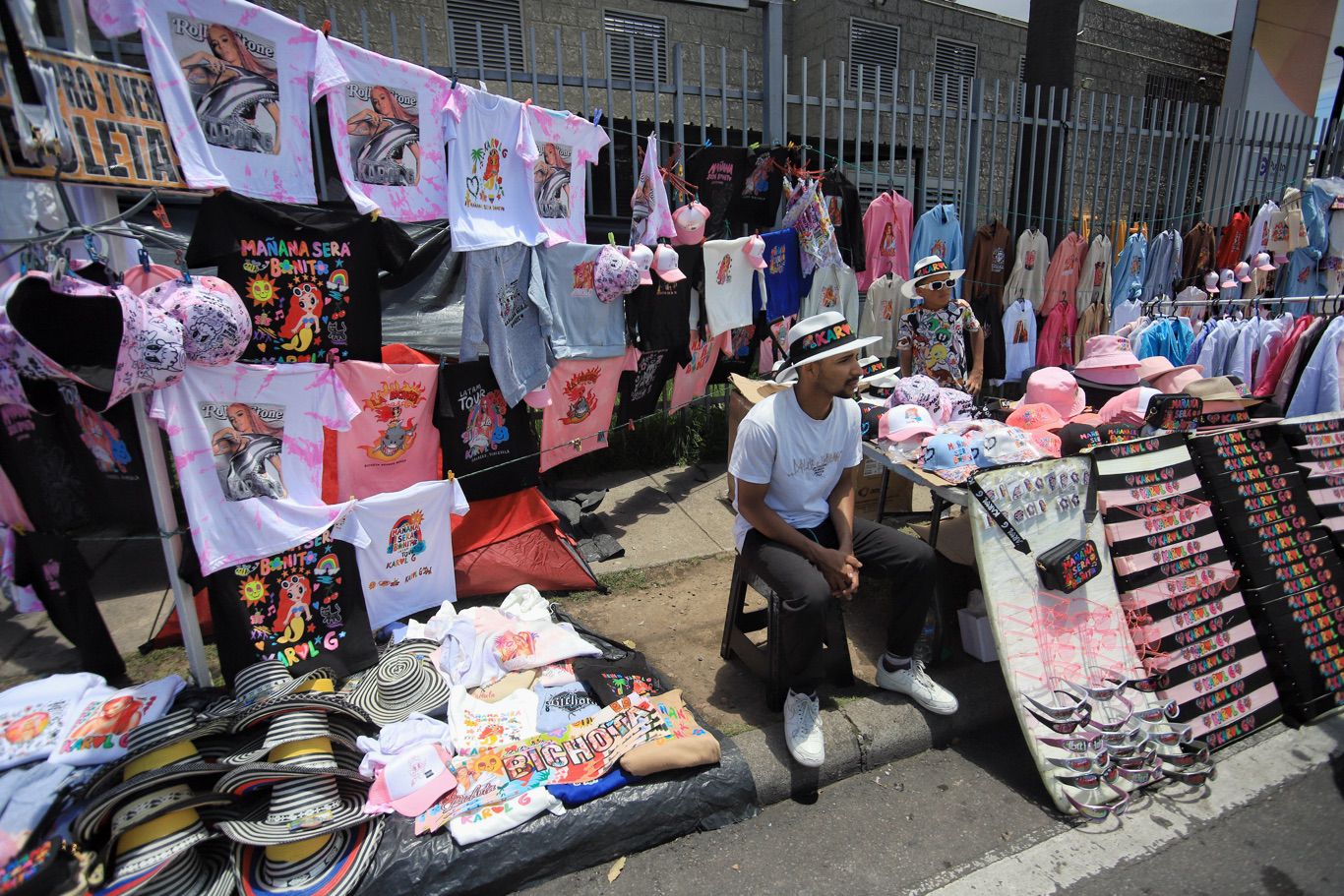 Seguidores de Karol G hacen largas filas para ingresar al concierto en el estadio El Campín de Bogotá.