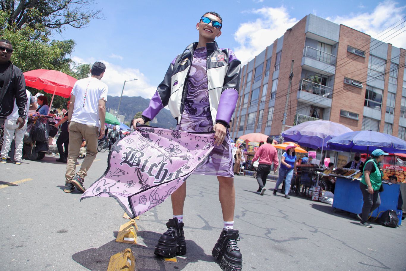 Seguidores de Karol G hacen largas filas para ingresar al concierto en el estadio El Campín de Bogotá.