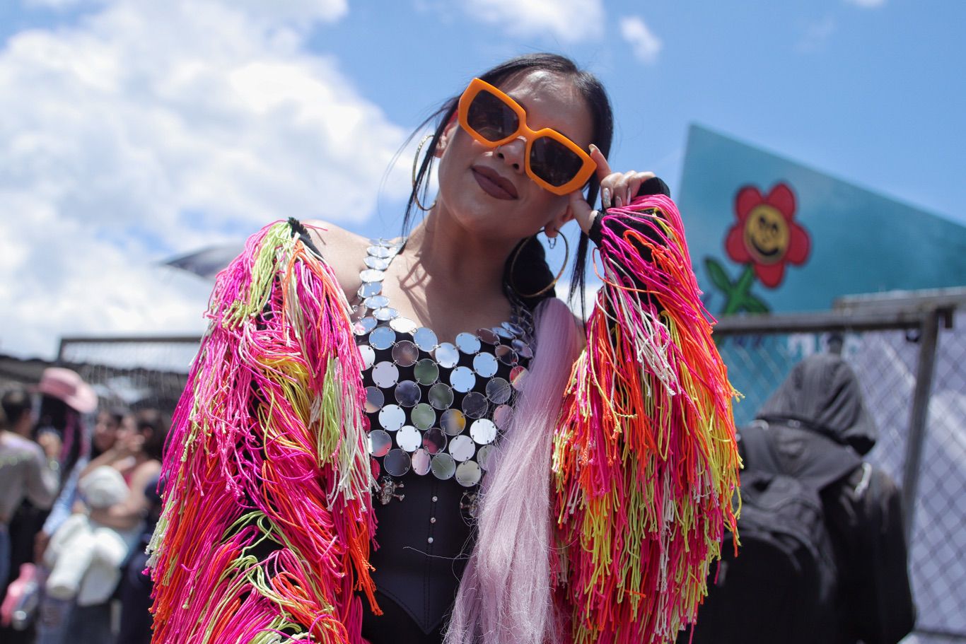 Seguidores de Karol G hacen largas filas para ingresar al concierto en el estadio El Campín de Bogotá.