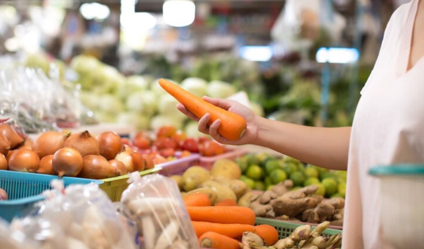 mujer escogiendo verduras- imagen de referencia
