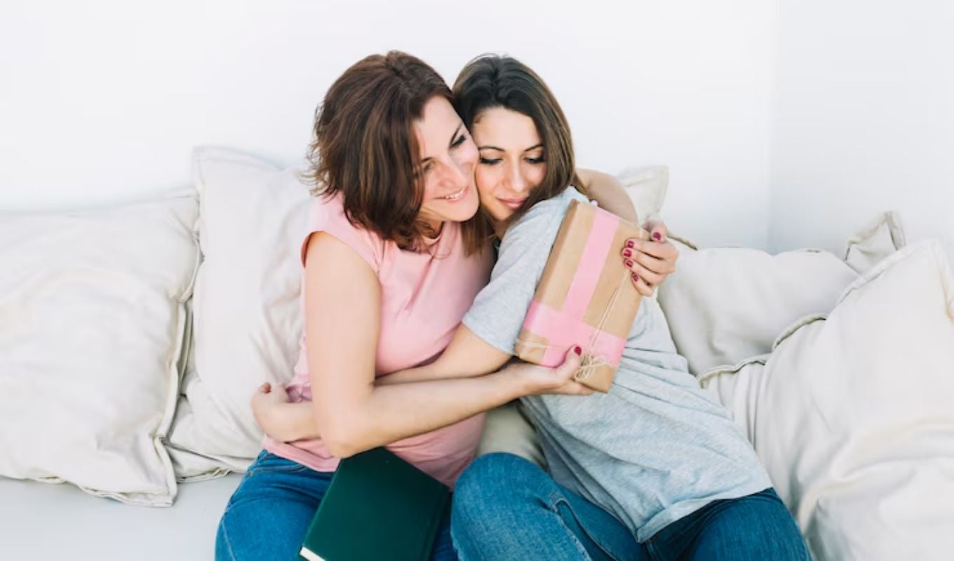 Día de la Madre- hija abrazando a su mamá