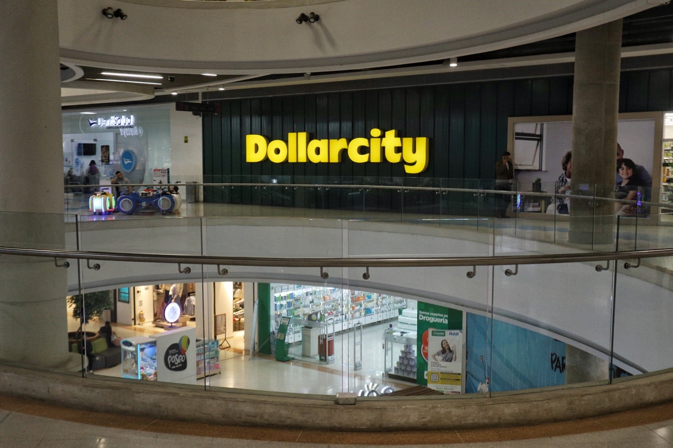 Fachada y logo de Dollarcity