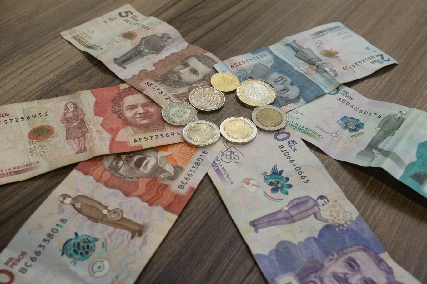 Monedas / Billetes / pesos colombianos / dinero