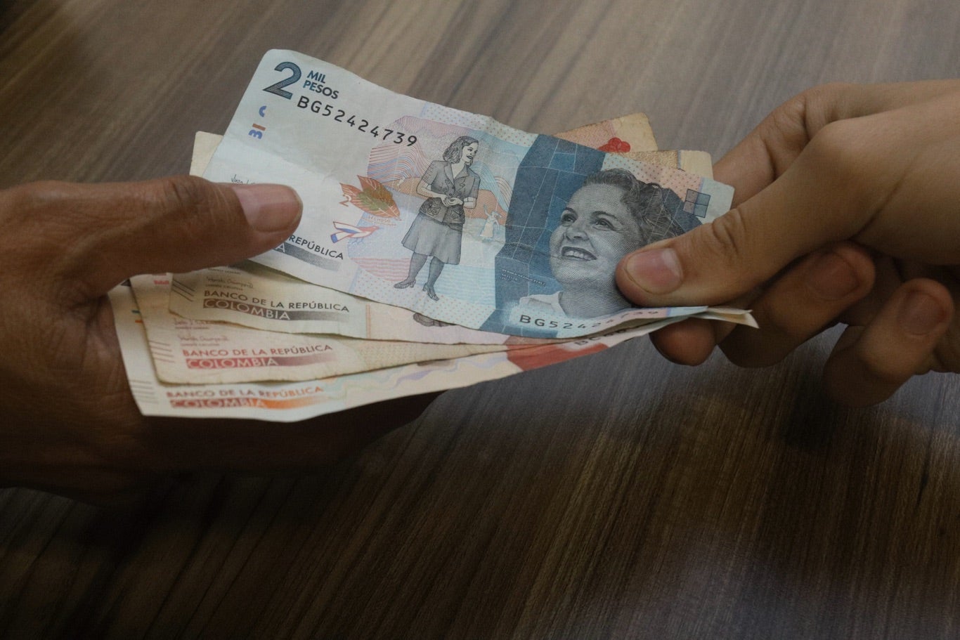 Billetes / pesos colombianos / dinero