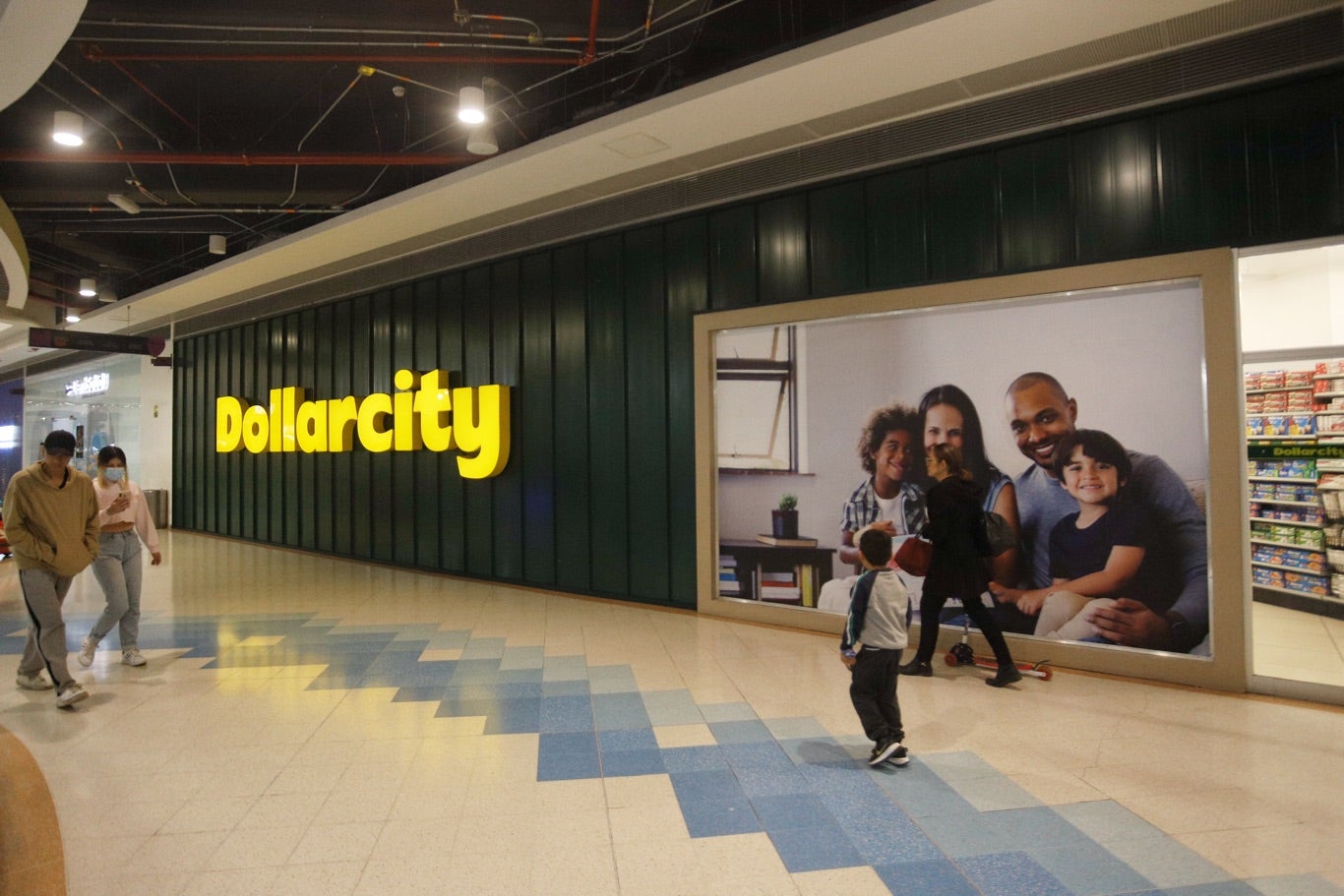 Fachada y logo de Dollarcity