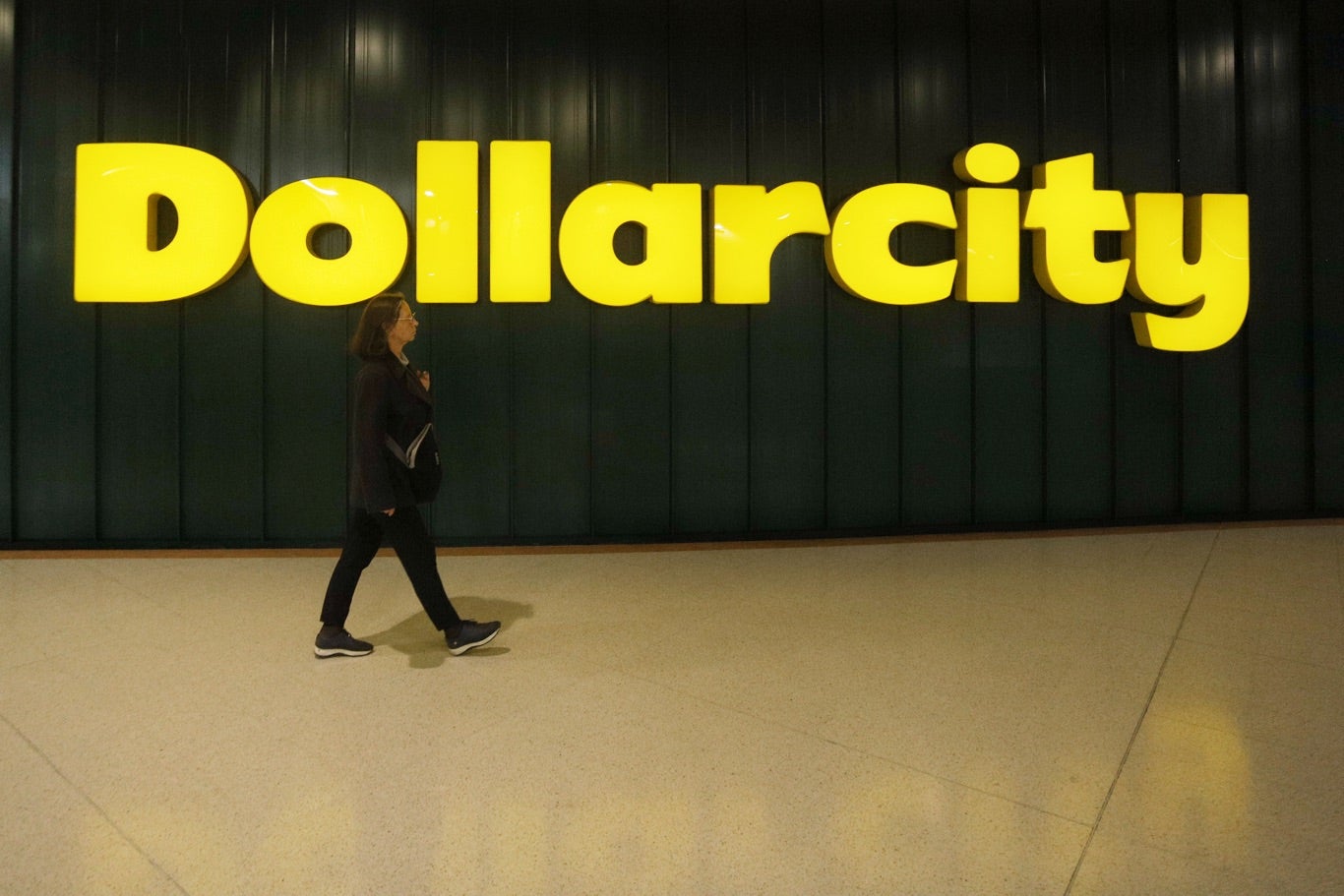 Fachada y logo de Dollarcity