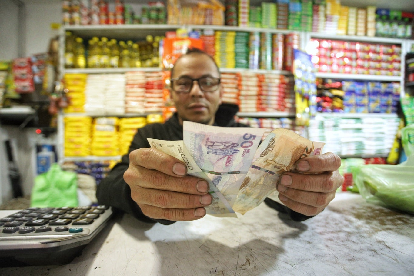 Billetes / pesos colombianos / dinero