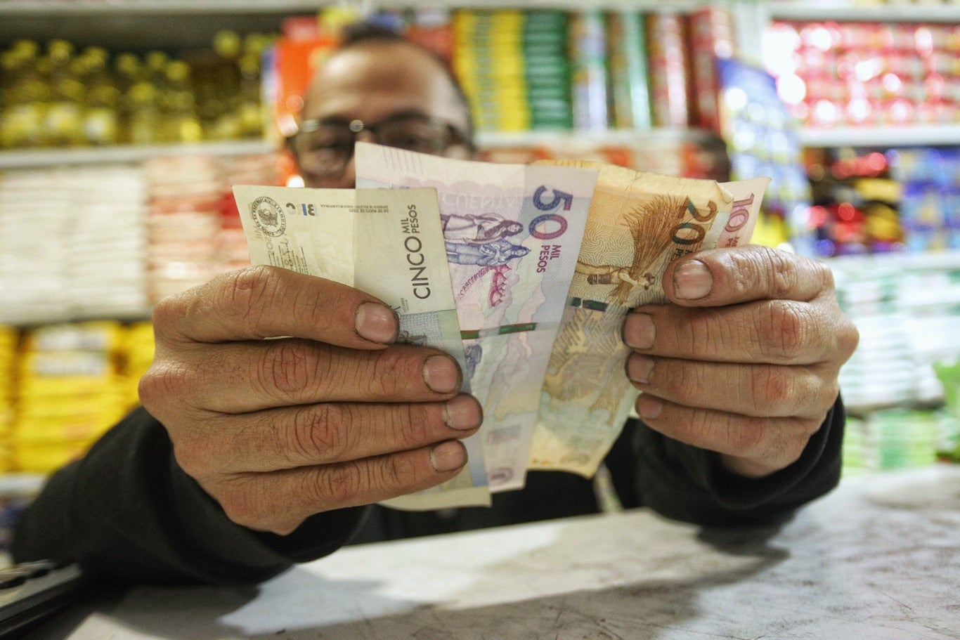 Billetes / pesos colombianos / dinero