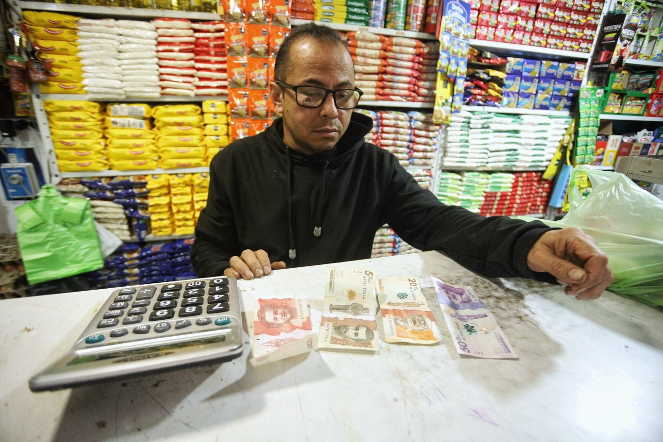 Billetes / pesos colombianos / dinero