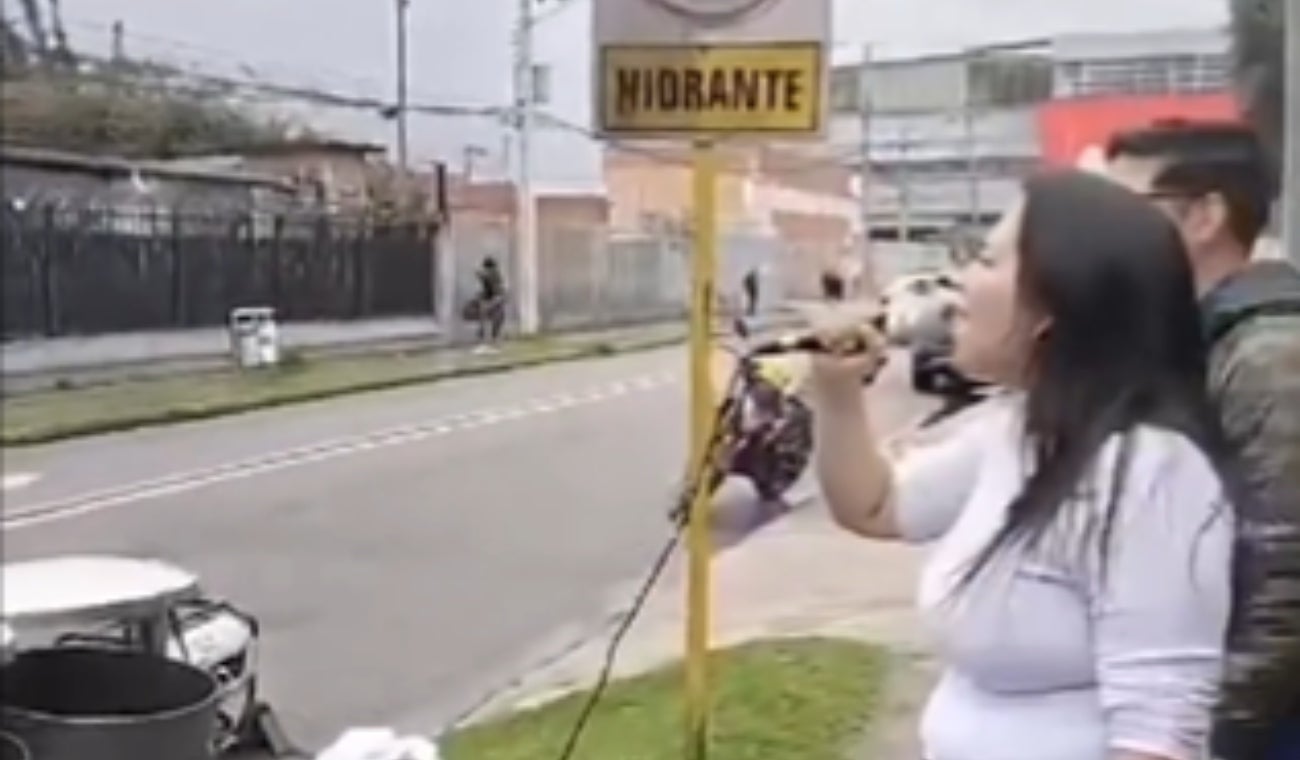 Mujer alocada hace críticas en la casa de los famosos