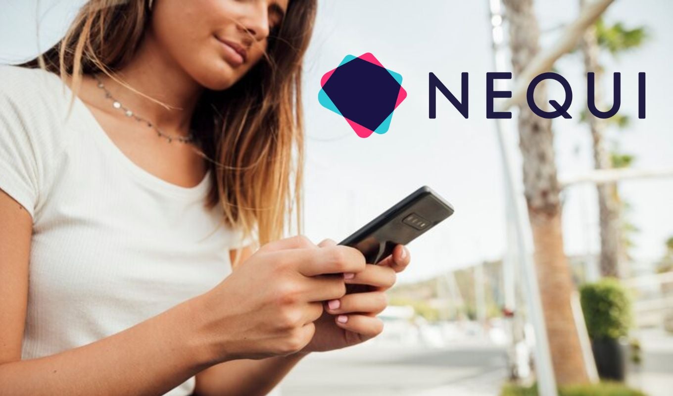 Mujer usando Nequi