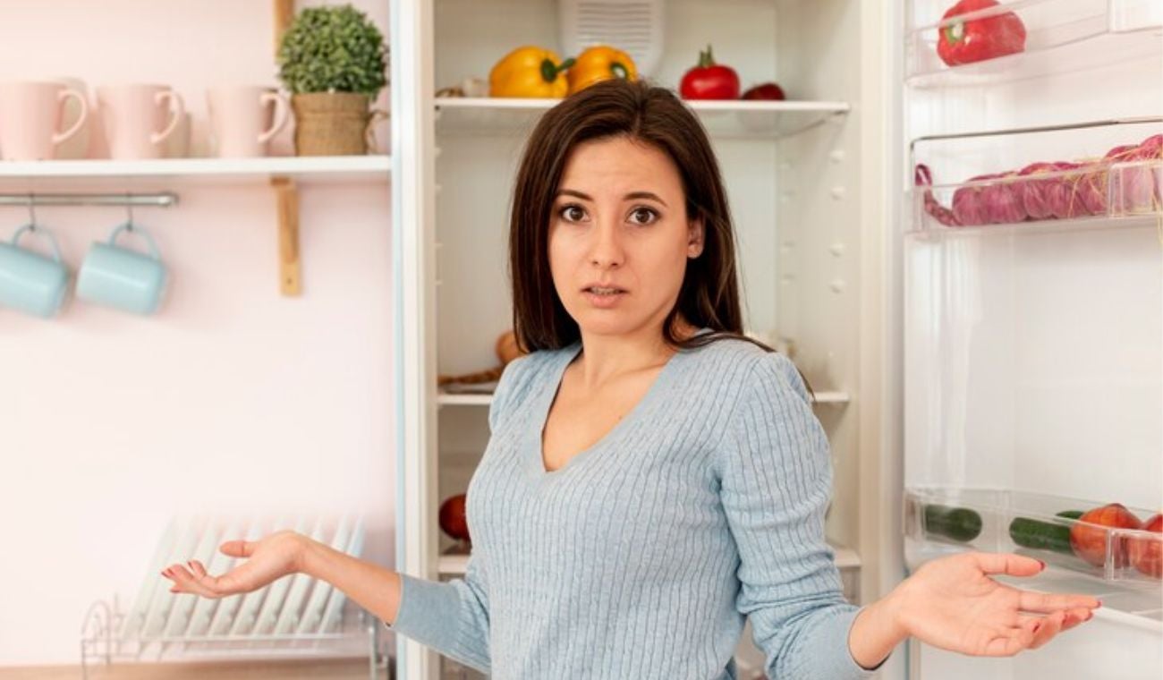 Mujer abriendo la nevera