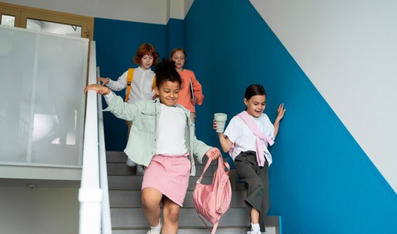 Niños saliendo a vacaciones de colegio