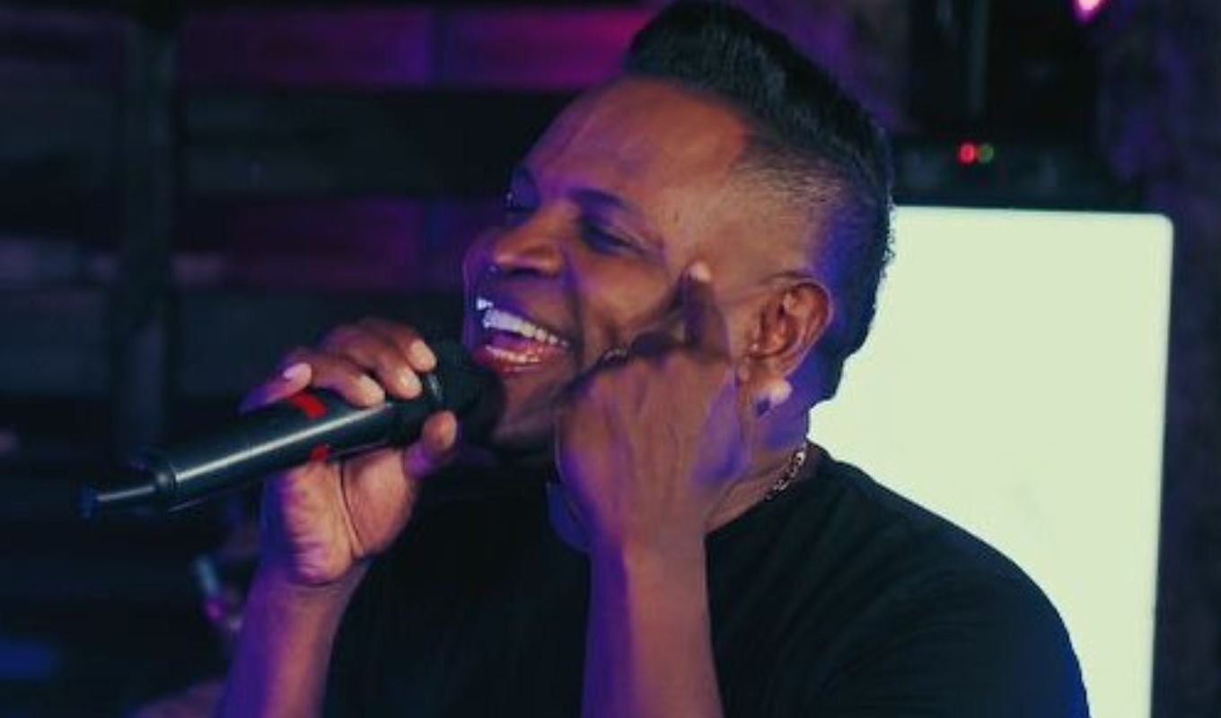 Omar Geles cantando
