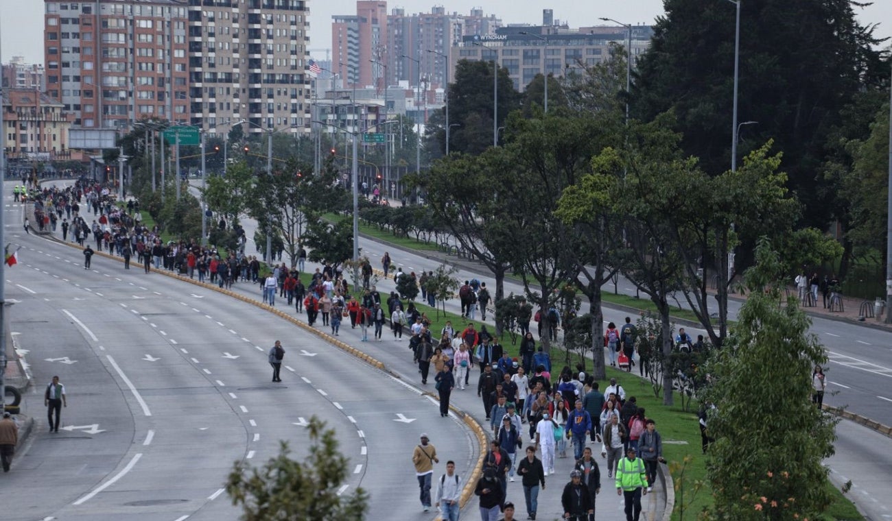 Dan solución a protestas en Bogotá: acta los pone a caminar 'pianito'