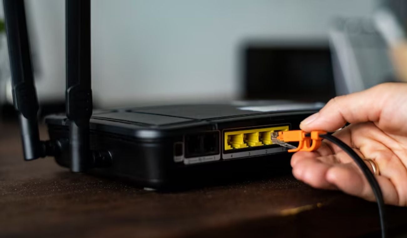 Persona conectando un cable al modem