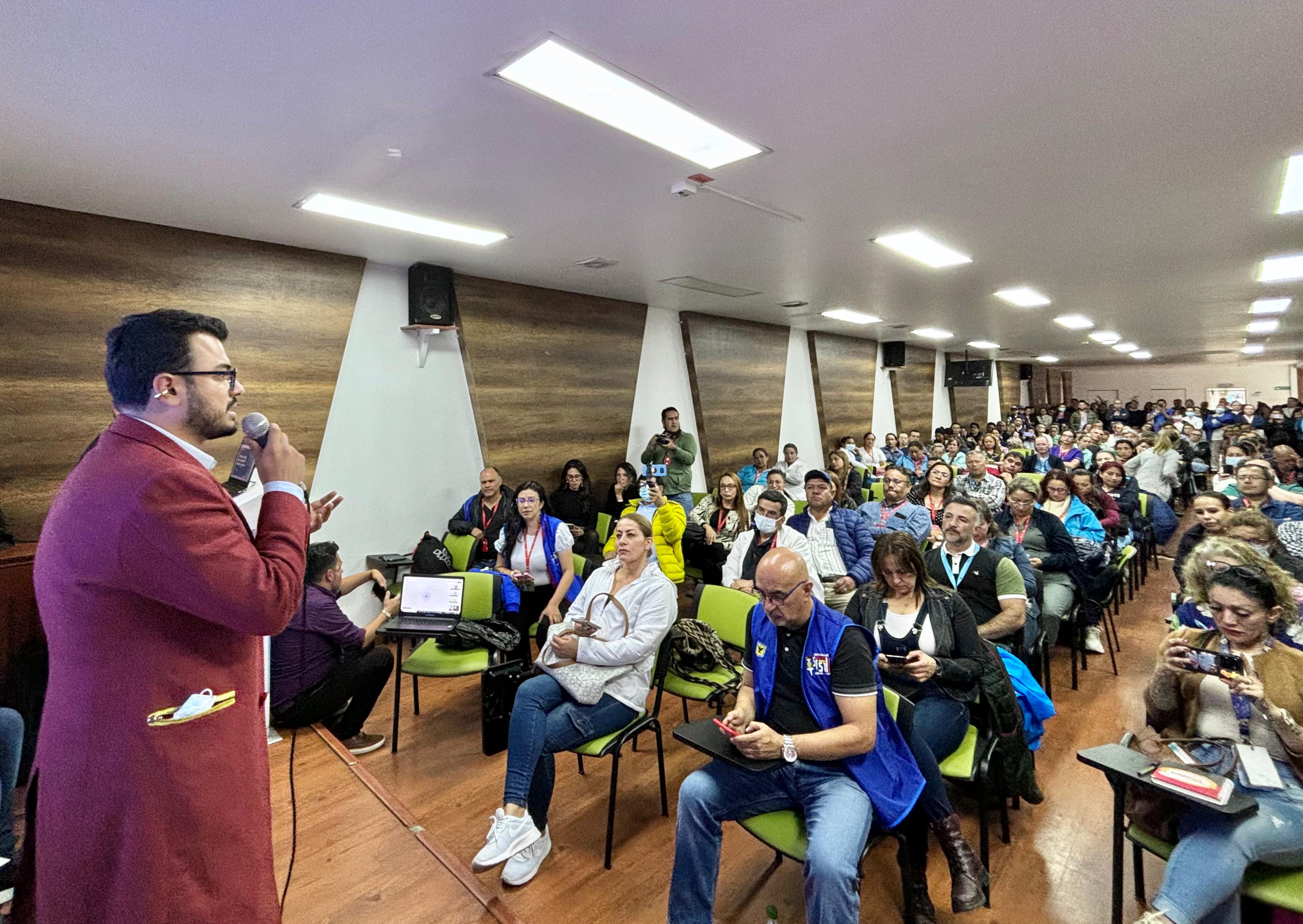 El Superintendente de Salud se reunió con los trabajadores de la Subred en Bogotá.