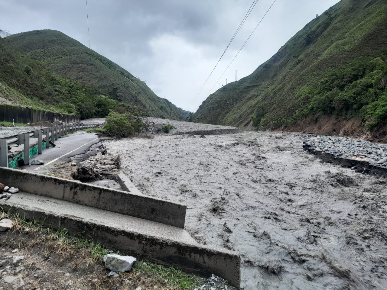 Inundación vía al Llano