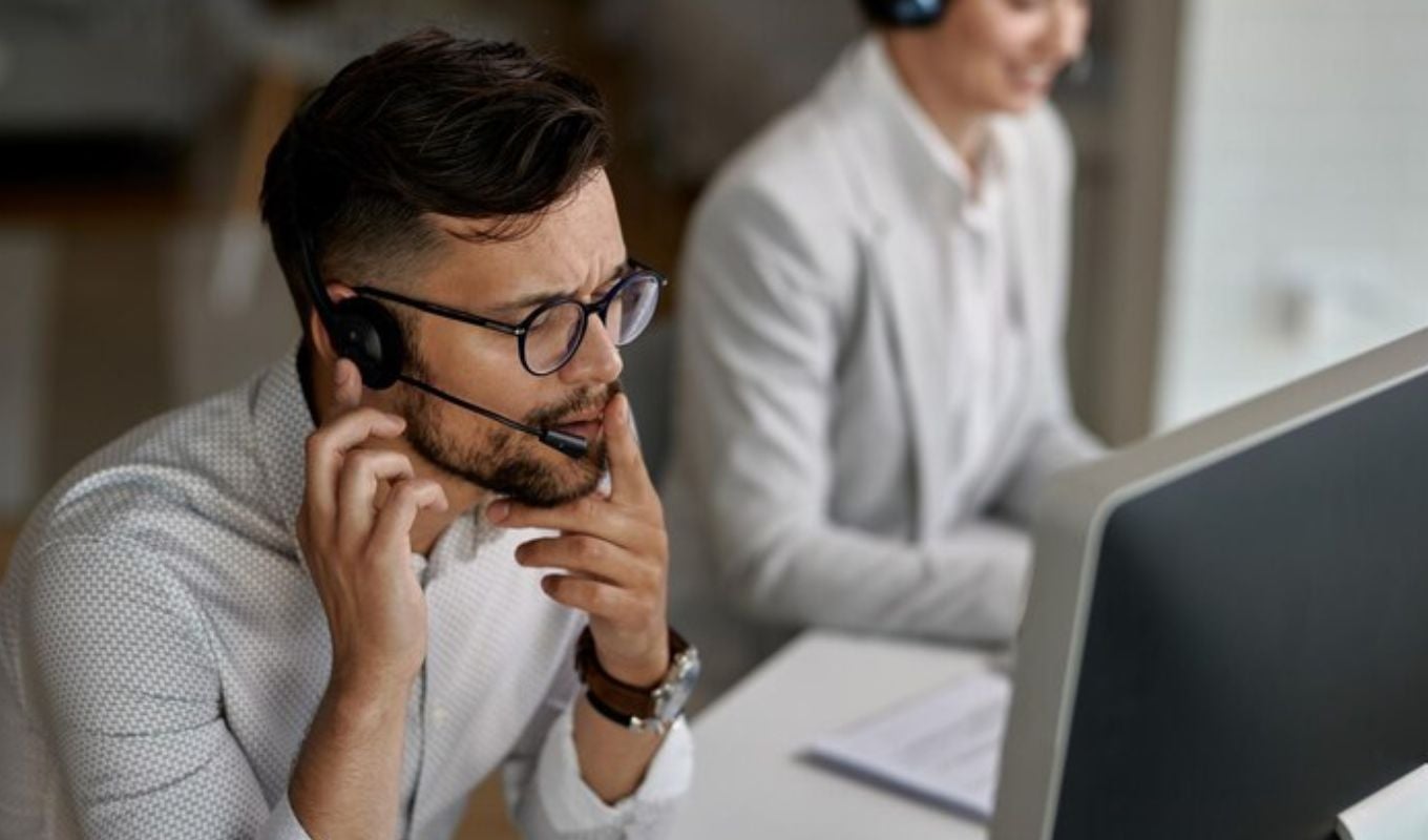 Hombre y mujer trabajando en atención al cliente