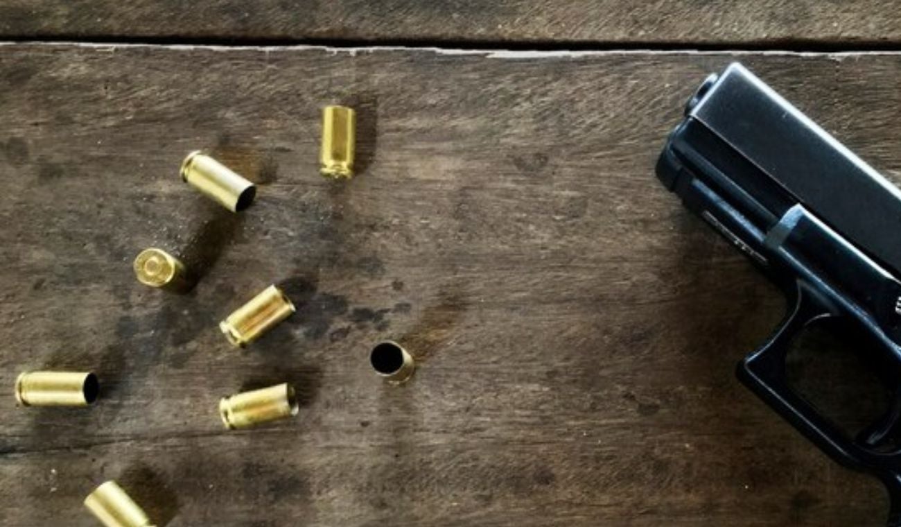 casquillos y balas en el piso - imagen de referencia