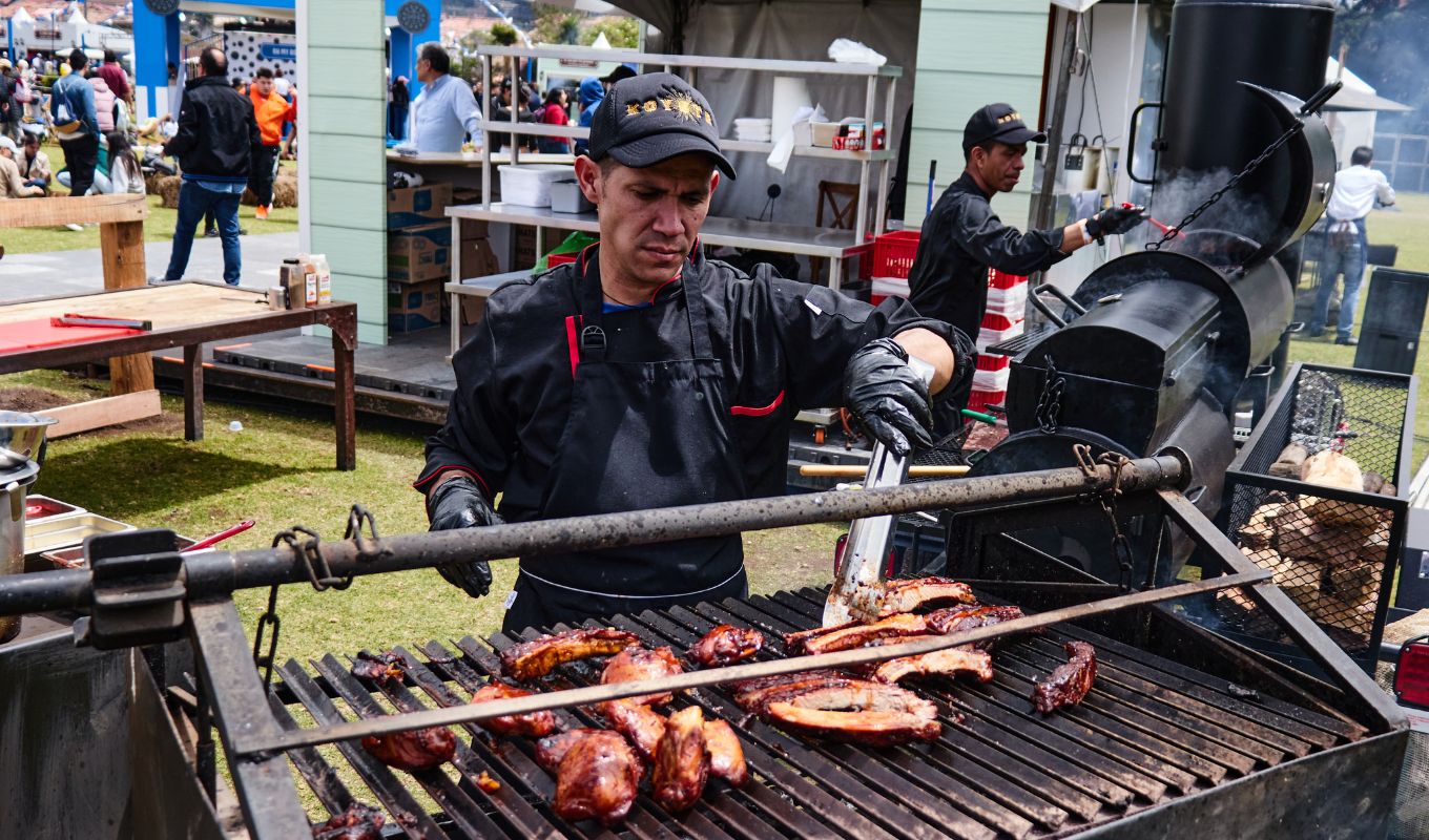 Persona haciendo un asado
