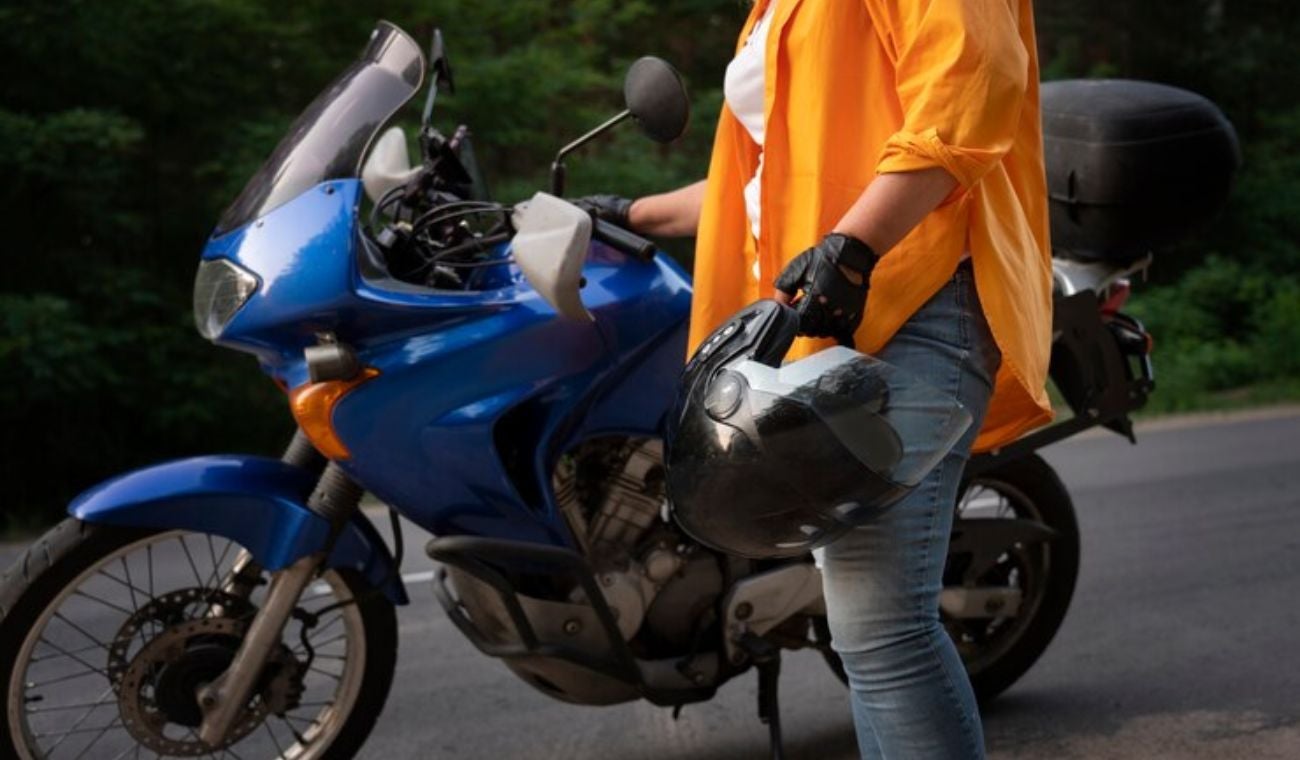 Mujer a punto de subir a una moto
