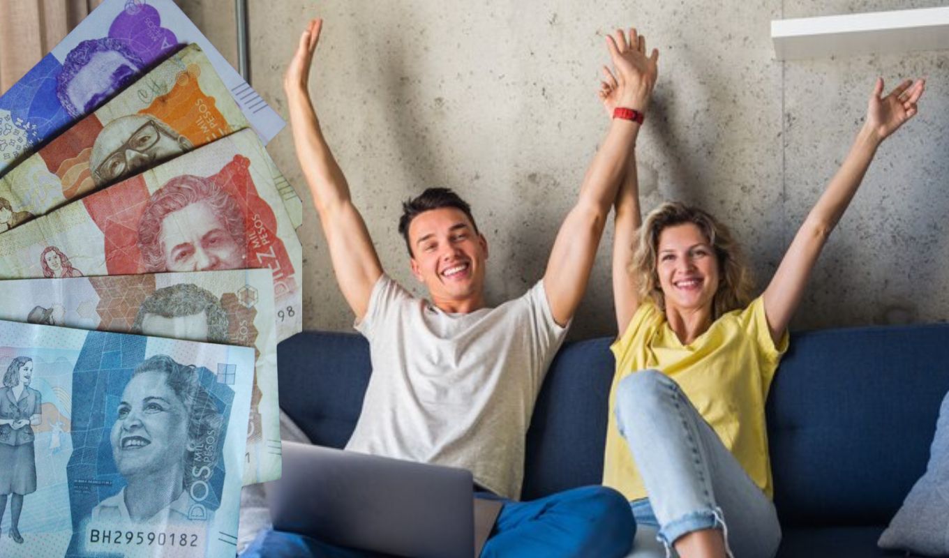 Personas felices en casa - dinero colombiano