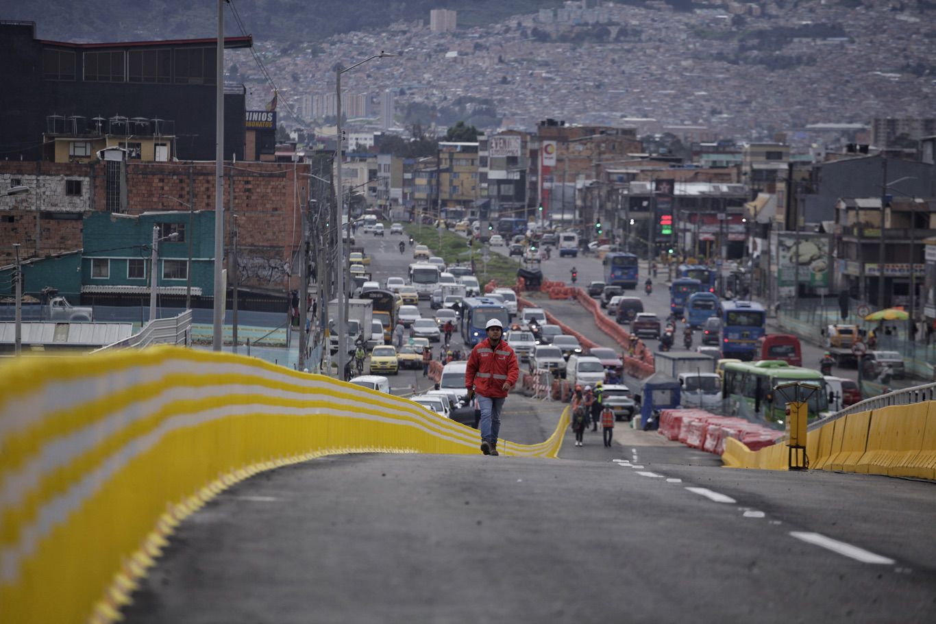 Distrito entrega el costado norte del puente vehicular de la avenida Primero de Mayo con carrera 68, una de las obras complementarias de la Primera Línea del Metro de Bogotá. A partir del 21 de junio estarán disponibles los 4 carriles de esta intersección a la ciudadanía.