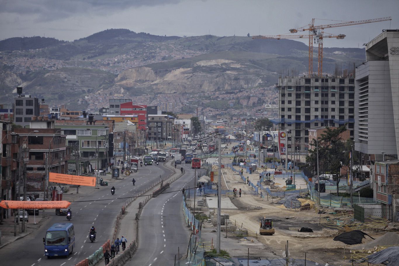 Distrito entrega el costado norte del puente vehicular de la avenida Primero de Mayo con carrera 68, una de las obras complementarias de la Primera Línea del Metro de Bogotá. A partir del 21 de junio estarán disponibles los 4 carriles de esta intersección a la ciudadanía.