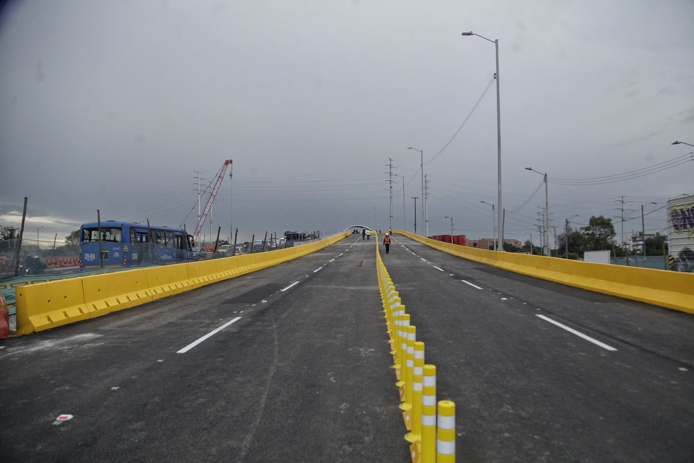 Distrito entrega el costado norte del puente vehicular de la avenida Primero de Mayo con carrera 68, una de las obras complementarias de la Primera Línea del Metro de Bogotá. A partir del 21 de junio estarán disponibles los 4 carriles de esta intersección a la ciudadanía.