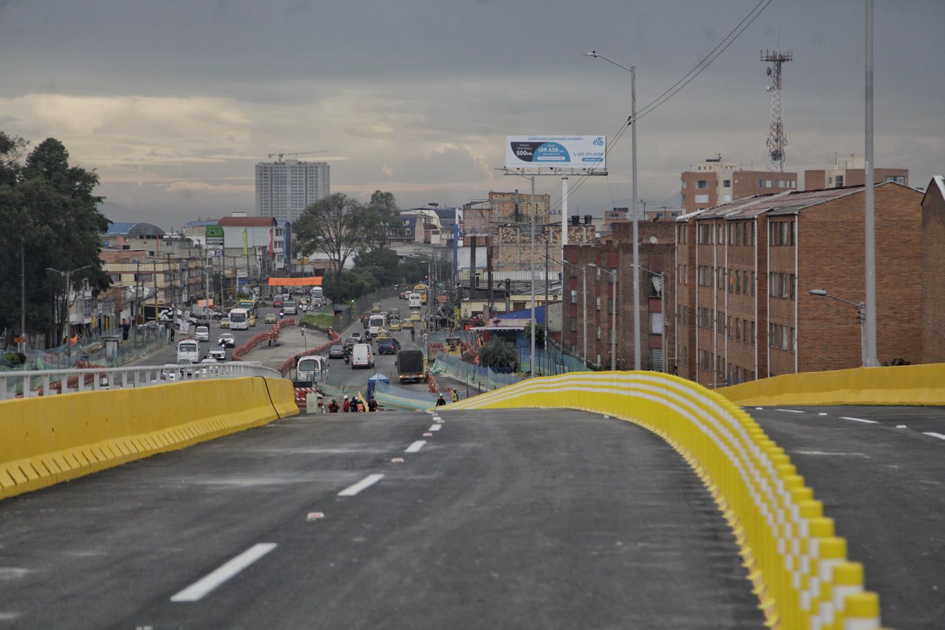 Distrito entrega el costado norte del puente vehicular de la avenida Primero de Mayo con carrera 68, una de las obras complementarias de la Primera Línea del Metro de Bogotá. A partir del 21 de junio estarán disponibles los 4 carriles de esta intersección a la ciudadanía.