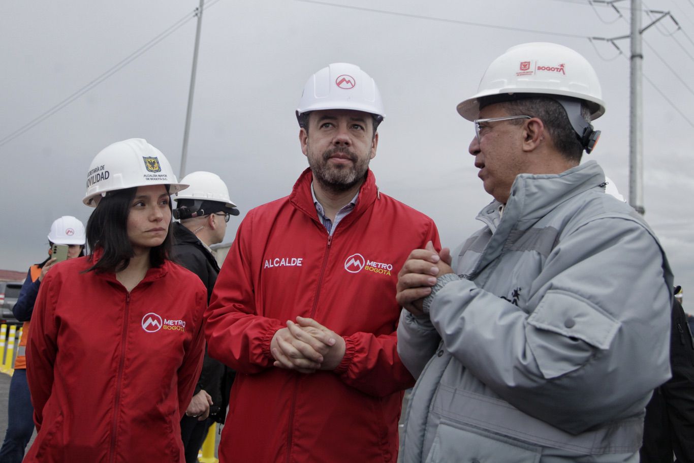Distrito entrega el costado norte del puente vehicular de la avenida Primero de Mayo con carrera 68, una de las obras complementarias de la Primera Línea del Metro de Bogotá. A partir del 21 de junio estarán disponibles los 4 carriles de esta intersección a la ciudadanía.