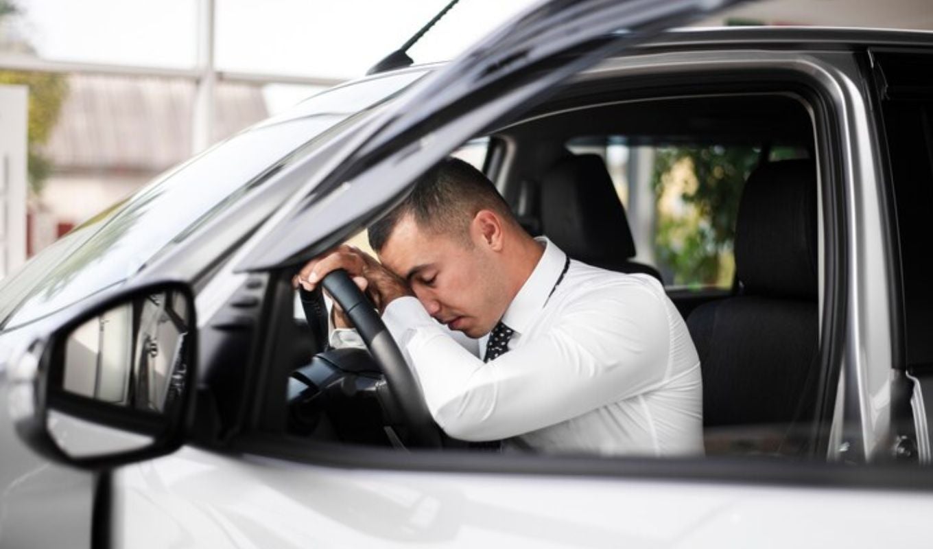 Conductor estresado en su vehículo