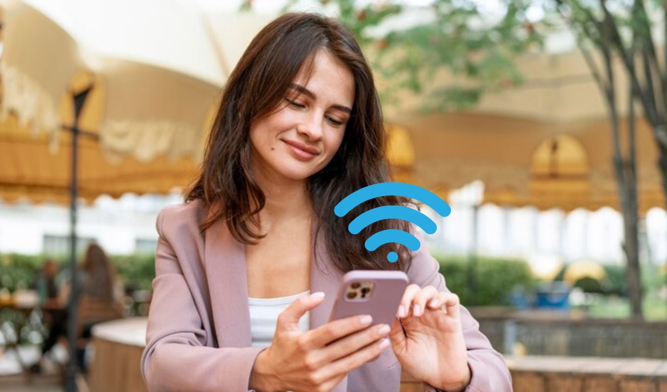 Persona conectando su celular por Wifi