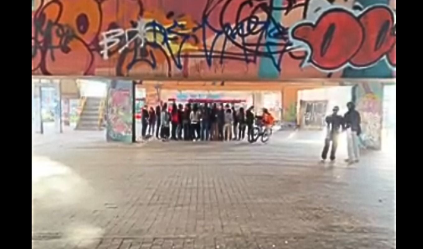 Debajo del puente de la Calle 53 con NQS