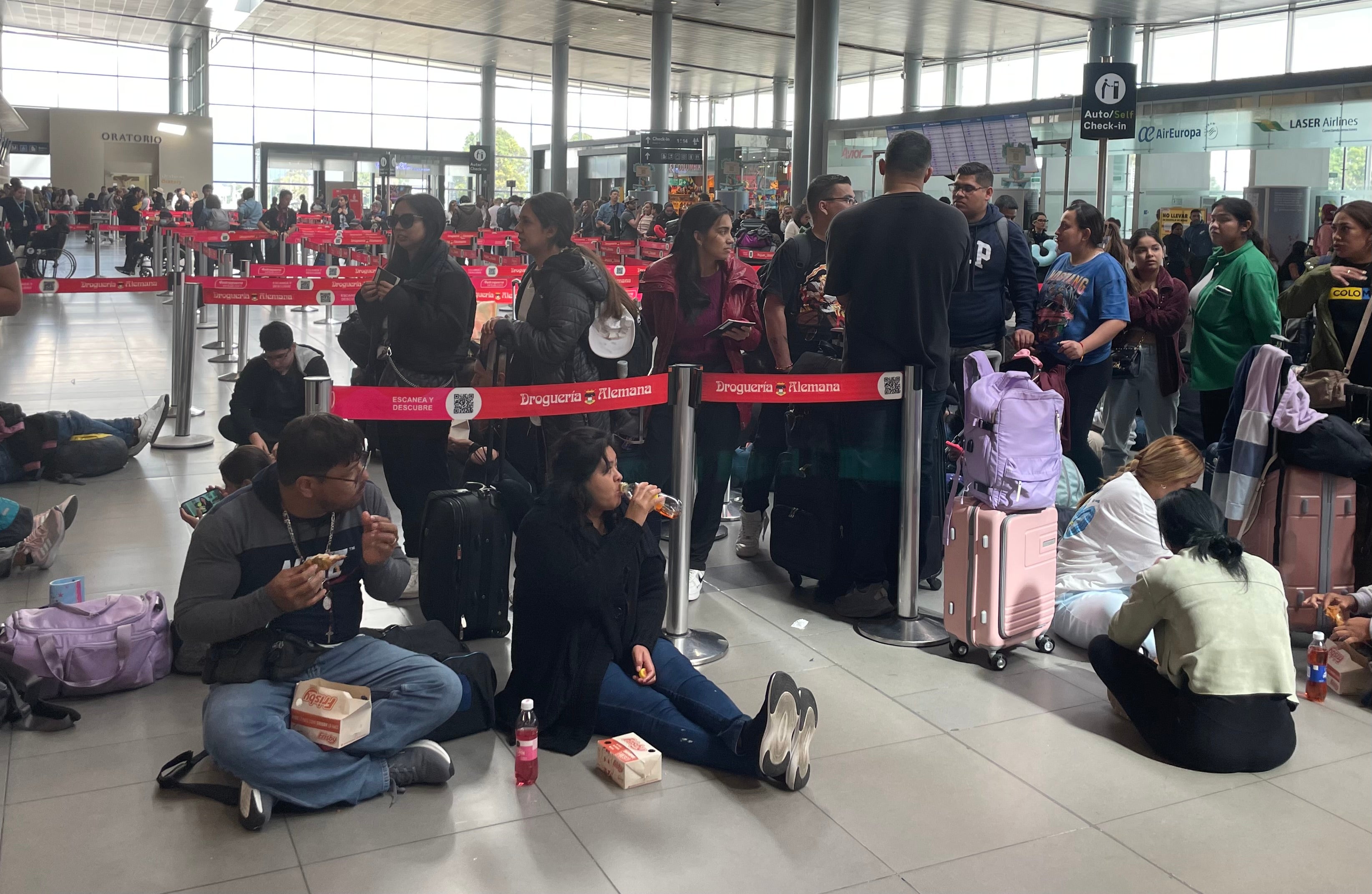 Viajeros en aeropuerto El Dorado de Bogotá