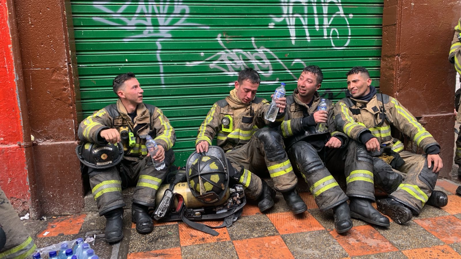 Cuerpo de bomberos controlan incendio en el Centro de Bogotá